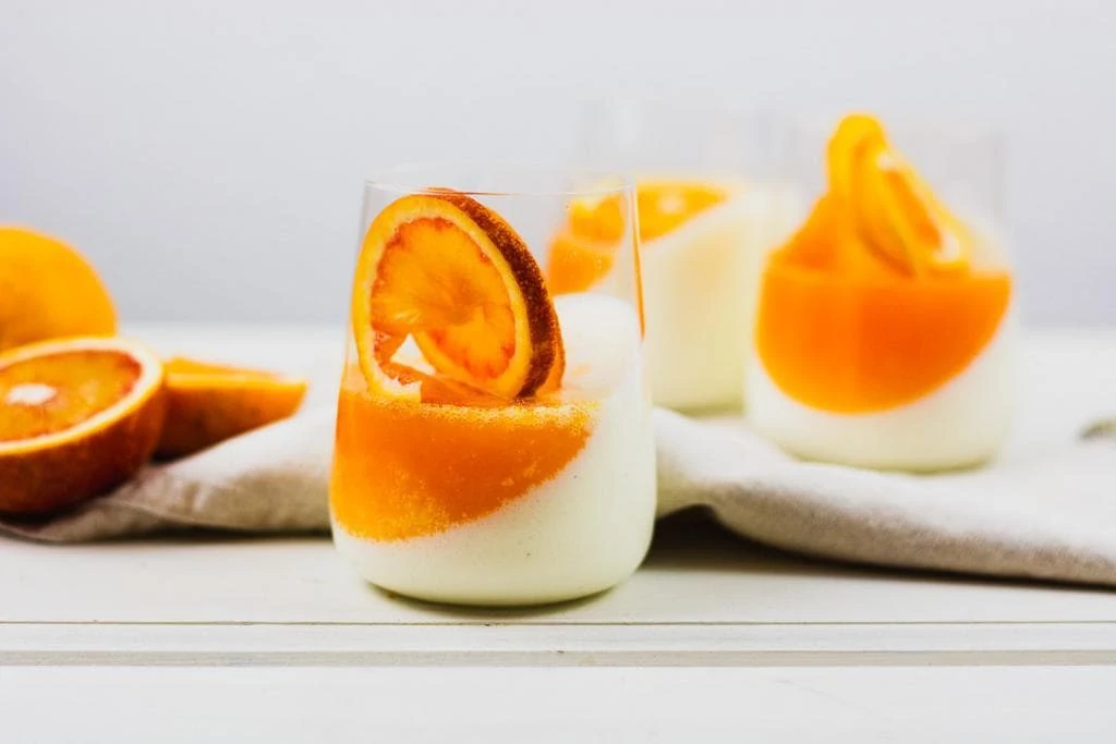 joghurt panna cotta mit himbeeren