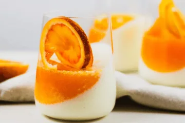 Joghurt-Panna-Cotta mit Blutorange (Leichtes Dessert im Glas) Joghurt Panna Cotta mit Blutorange