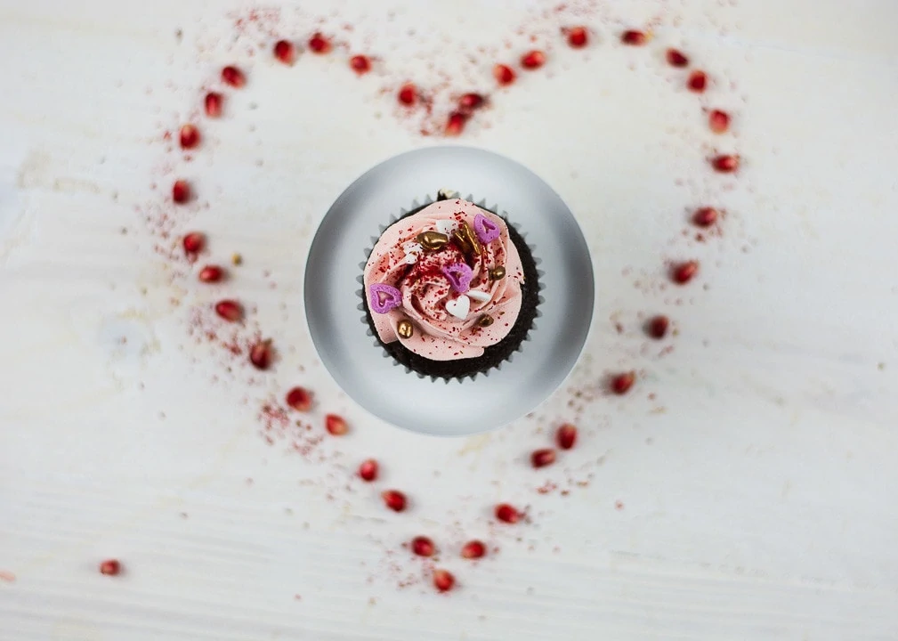 Ein Herz um einen Valentinstag Cupcake