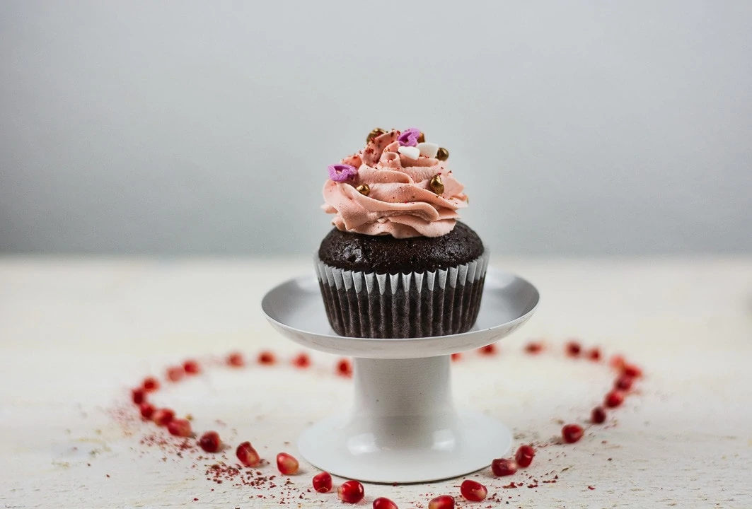 Ein Valentinstag Cupcake und ein Herz