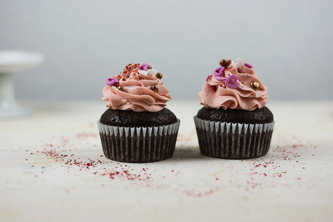 Zwei Valentinstag Cupcakes
