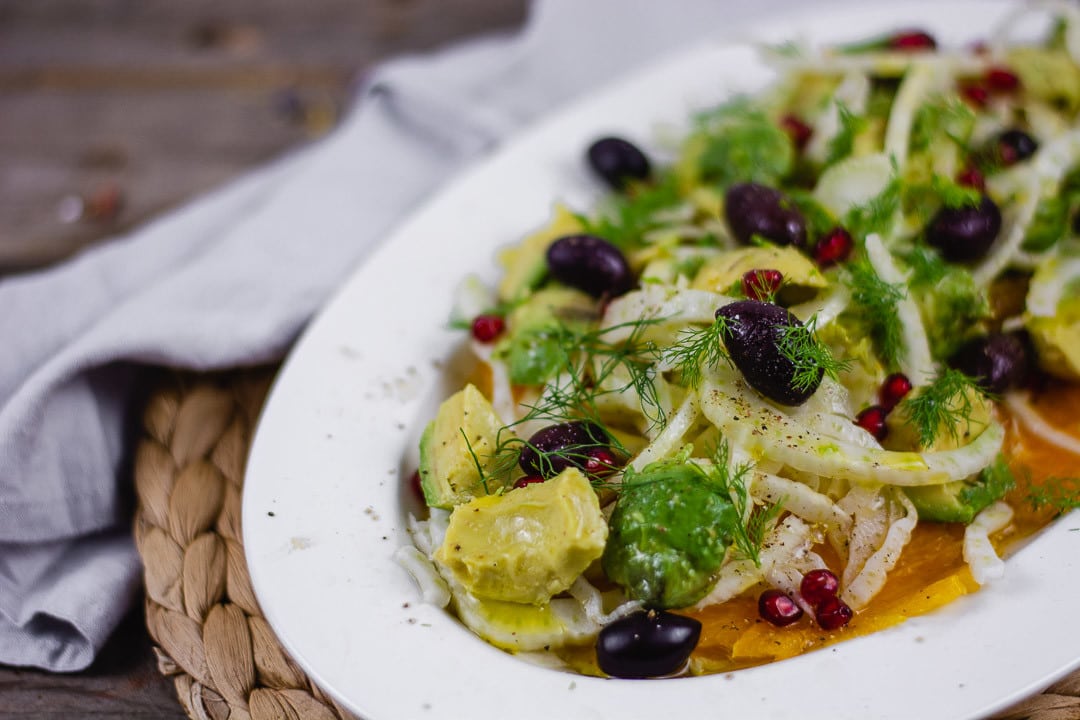 Der Fenchel Avocado Salat in der Nahaufnahme Man sieht Oliven, Fenchel und Avocado