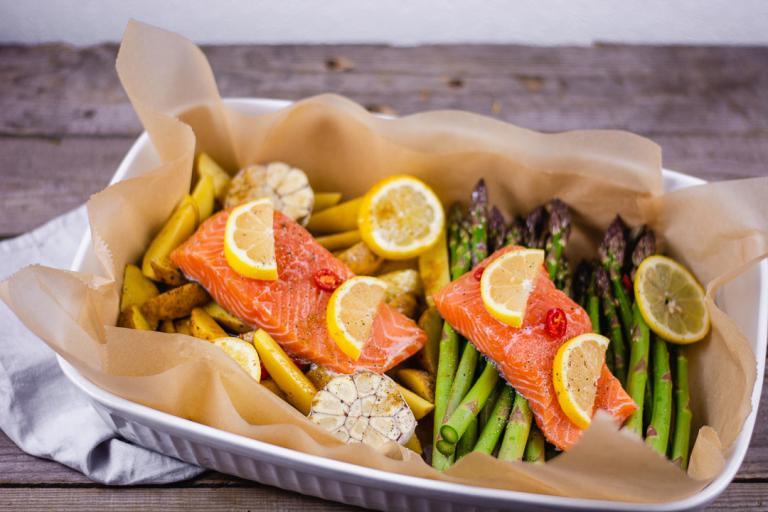 Lachs Mit Spargel Und Kartoffeln Im Ofen