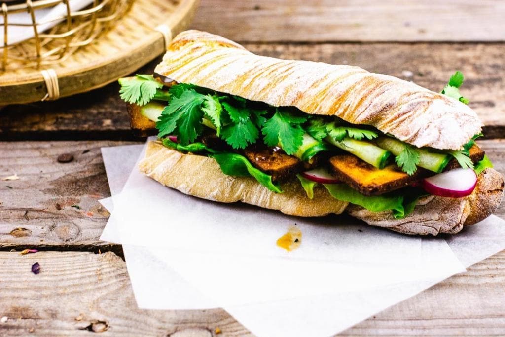Ein schnelles Essen ist auch das Veggie Banh Mi Sandwich mit mariniertem Tofu & frisches Gemüse.