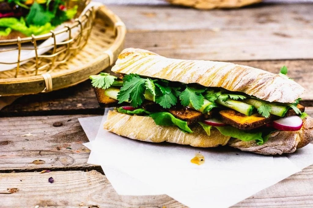 Das Veggie Banh Mi Sandwich auf dem Tisch.