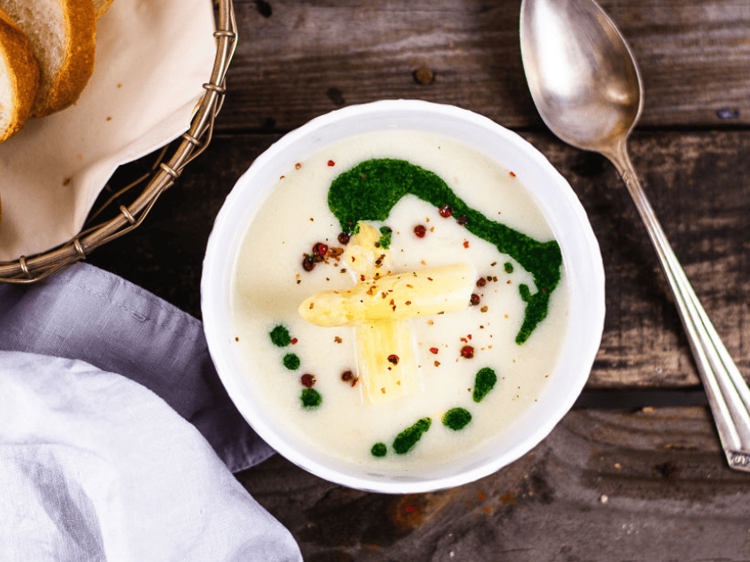 Schnelle Suppen Rezepte können auch die Spargelcremesuppe sein, wenn Spargel Saison hat.