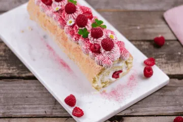 Himbeer-Biskuitrolle mit Joghurt Füllung fluffig & fruchtig Thumbnail (1)