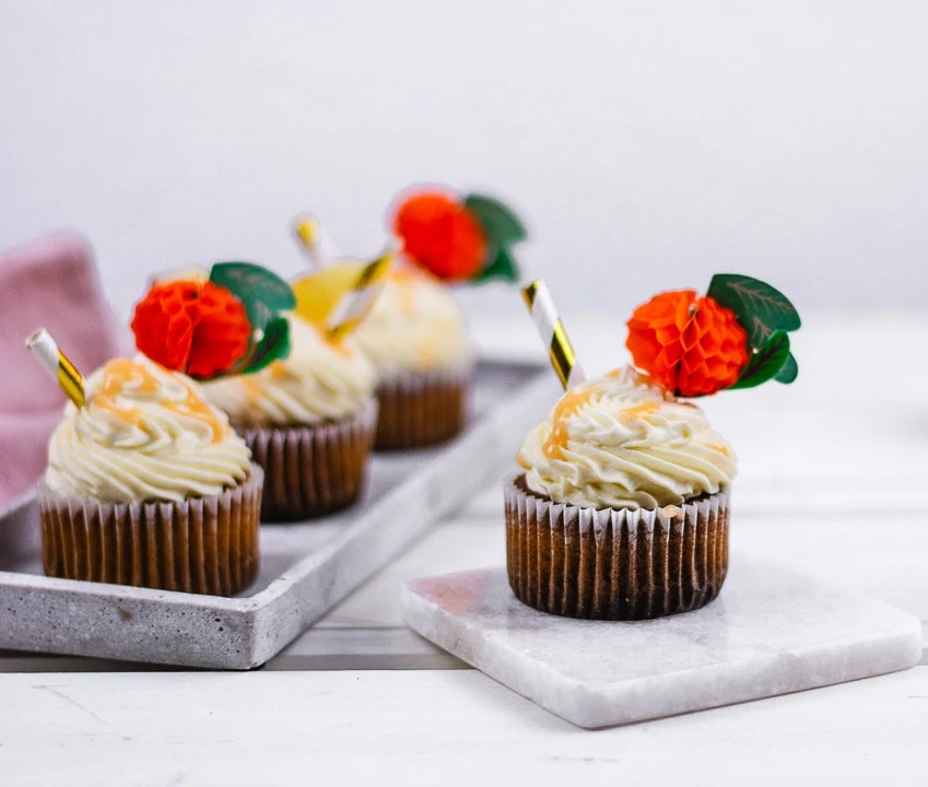 Ein Pfirsich Cupcake auf einer Marmorplatte