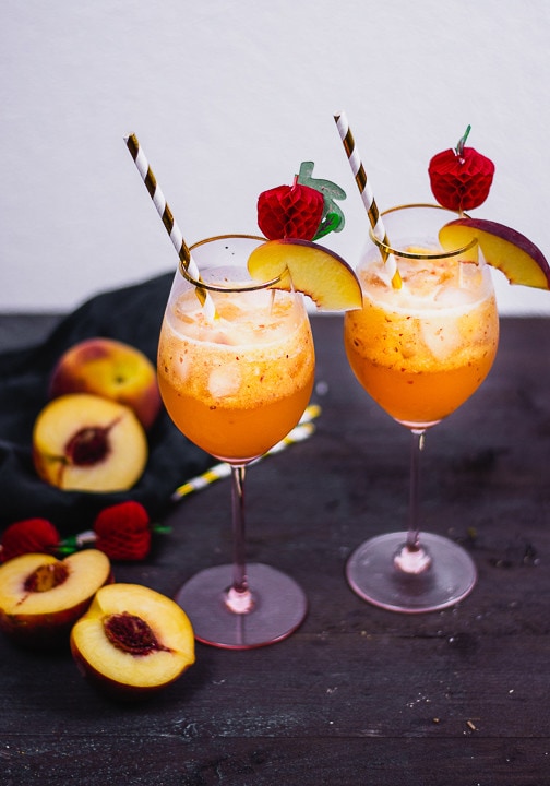 Zwei Bourbon Cocktails mit einer Scheibe Pfirsich