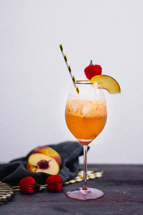 Ein Cocktail mit einer Scheibe Pfirsich