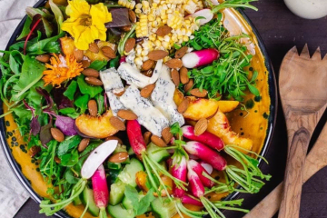 Gemischter Salat mit Früchten (Mein Sommer-Baukasten-Rezept) Sommerlicher gemischter Salat mit Pfirsich & Gorgonzola
