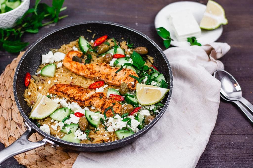 15 Minuten Lachs in der Pfanne mit Orzo, Feta &amp; Minze