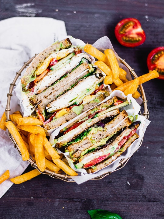 Das Sandwich de Luxe mit cremiger Avocado, reifen Tomaten & Spiegelei als schnelle snack für Abends.