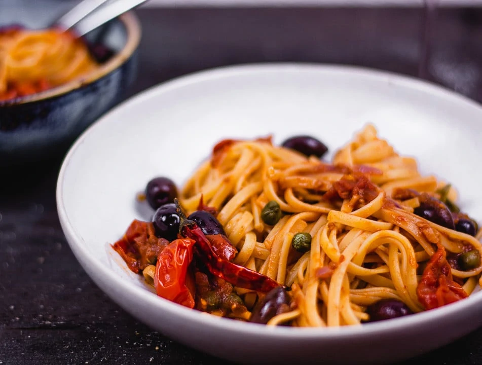 Vegetarische Spaghetti Puttanesca auf einem Teller