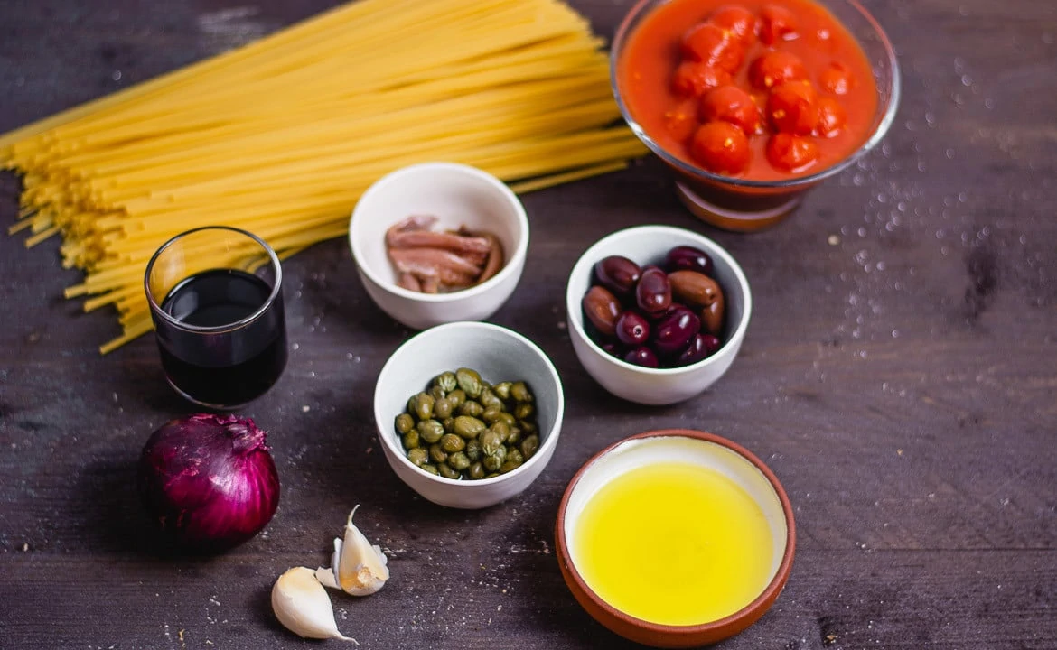 Zutaten für eine vegetarische Spaghetti Puttanesca