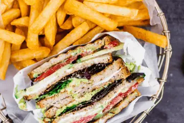 Vegetarisches Sandwich de Luxe mit knusprigem Brot Vegetarisches Sandwich de Luxe mit Brot