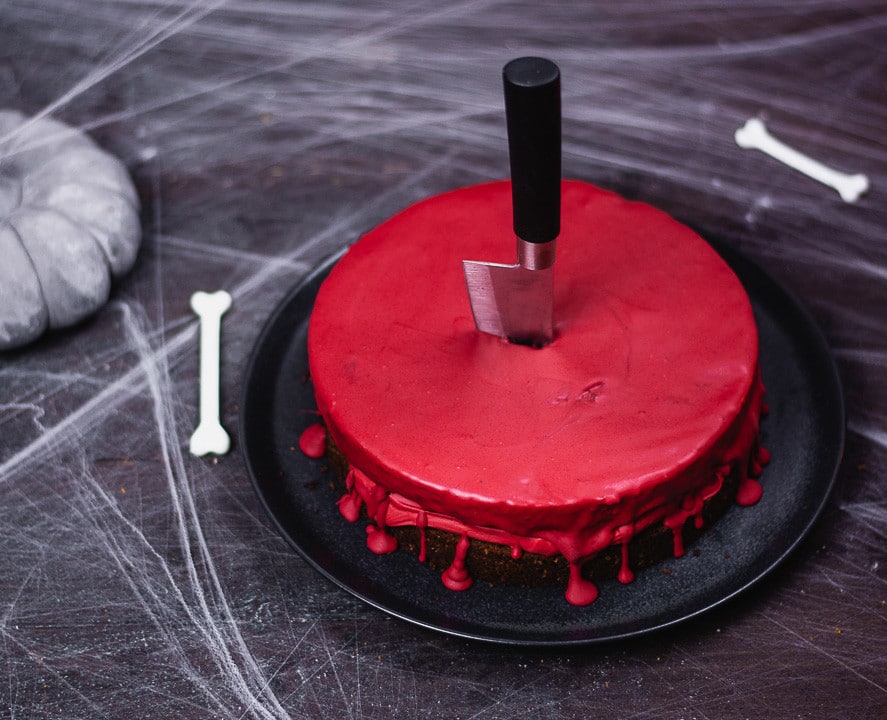 Ein blutiger Kuchen an dem an der Seite die rote Schokolade runter tropft. Die Schokolade sieht aus wie Blut