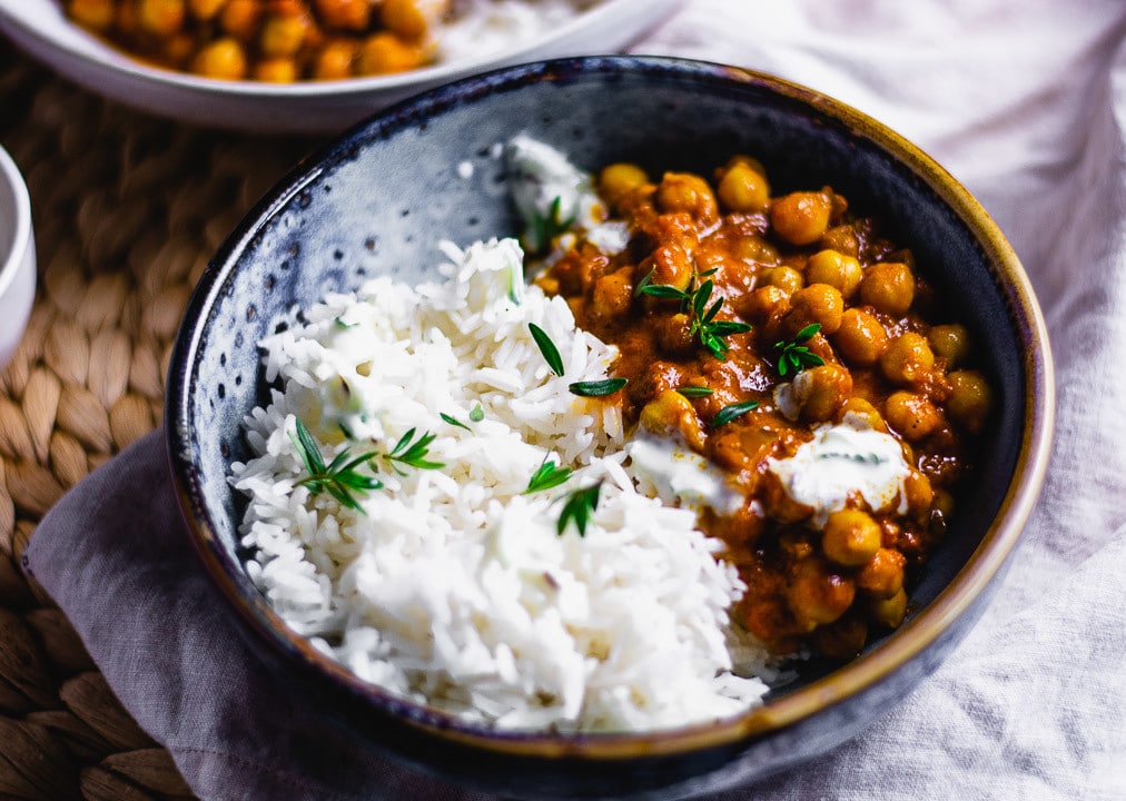 Ein schnelles kichererbsen curry als Serviervorschlag mit Reis.