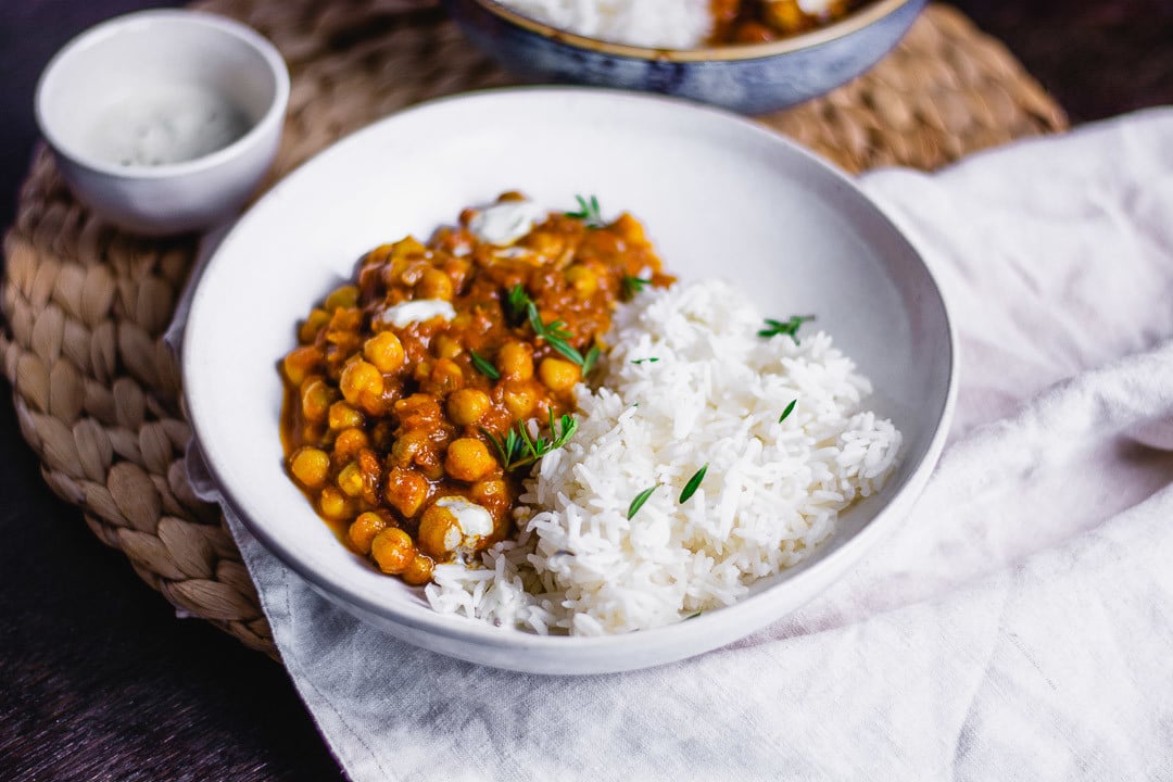 Ein einzelner Teller Kichererbsen Curry mit Reis, dass sehr schnell zubereitet worden ist.