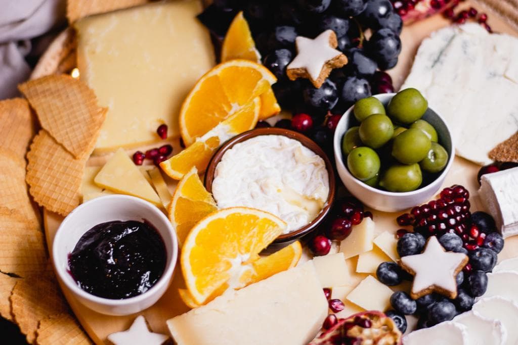 Käseplatte als Fingerfood Rezept, dass man wunderbar am Tag vorher vorbereiten bzw. kaufen kann.