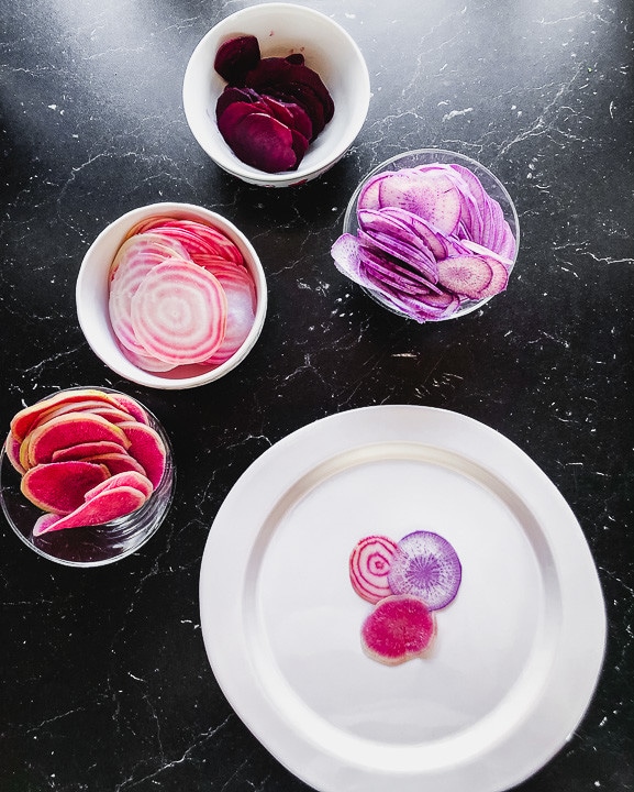 Rote Bete Carpaccio auf dem Teller zubereiten