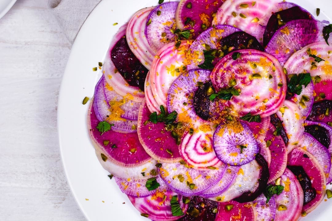 Auf einem Teller von oben ist ein Rote Bete Carpaccio fotografiert von unserem Rezept.
