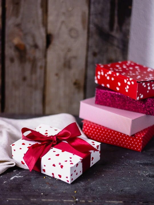 Mehrere Valentinstag Pralinen als Geschenk verpackt