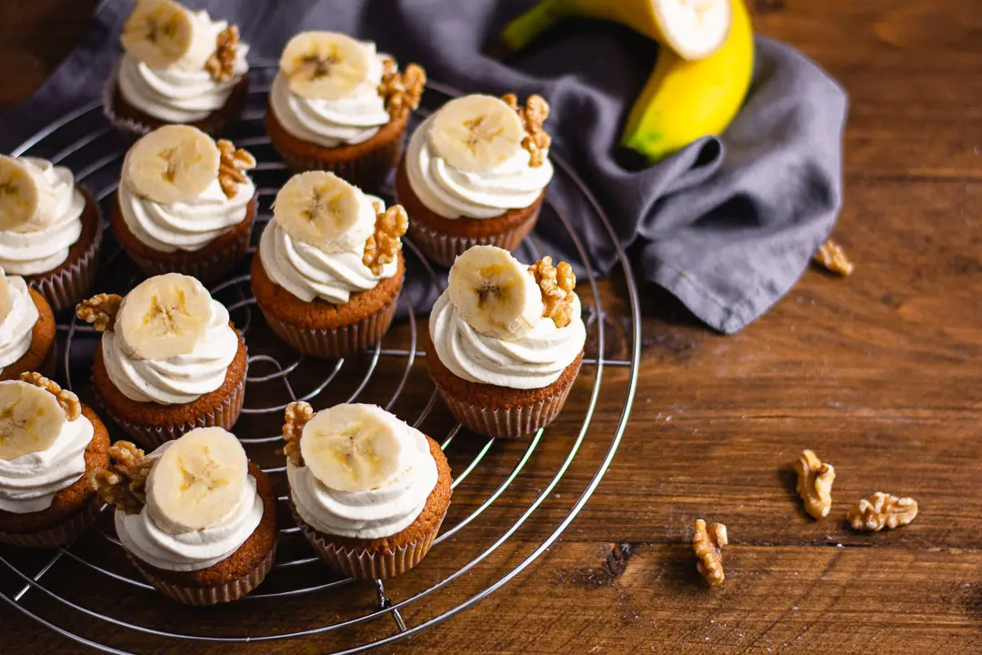 Die fluffigsten Bananen Cupcakes mit Walnüssen in 30 Minuten Die fluffigsten Bananen Cupcakes mit Walnüssen in 30 Minuten