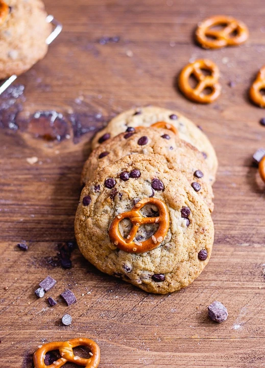 Cookies mit Salzbrezeln
 im Closeup. Man sieht die Salzbrezel auf dem Cookie.