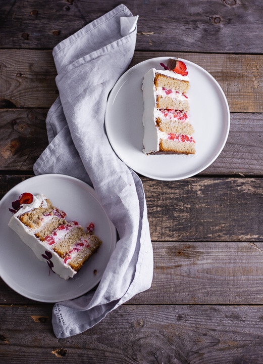 Zwei Stücke Erdbeer Geburtstagskuchen auf Tellern