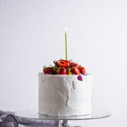 Geburtstagskuchen weiß mit Erdbeeren