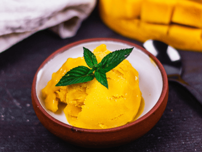 Mango Sorbet auf 2 Arten: mit und ohne Eismaschine Mango Sorbet auf 2 Arten: mit und ohne Eismaschine
