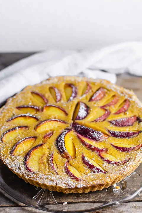 Ein ganzer Pfirsichkuchen auf denen man halbe Pfirsiche erkennen kann