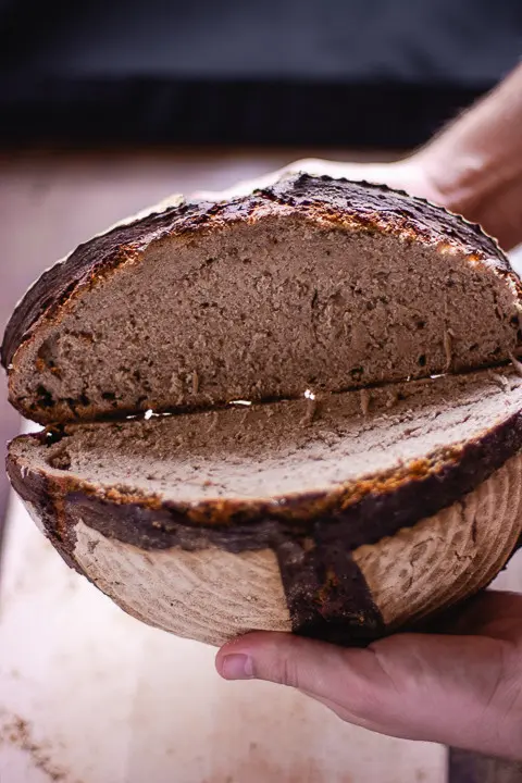 Zwei Brothälften von einem selbst gebackenen Sauerteigbrot