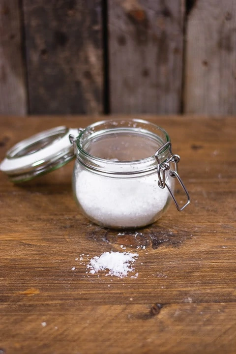 Eine Prise Salz auf einem Tisch