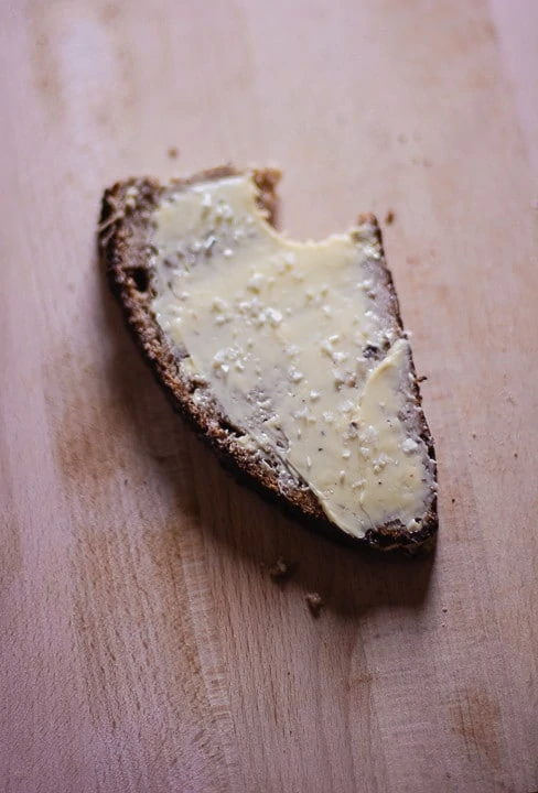 Eine Scheibe Brot mit Butter und Salz
