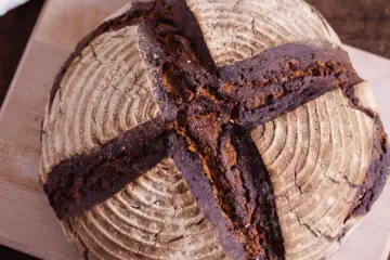 Roggenbrot mit Sauerteig: Grundrezept aus 4 Zutaten Roggenbrot mit Sauerteig: das unkomplizierte Grundrezept aus vier Zutaten