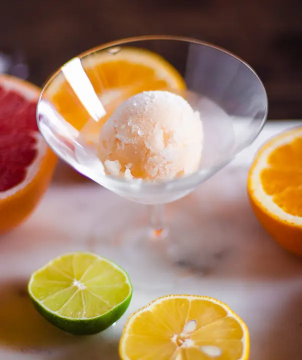 Eine selbstgemachte Sorbet Kugel im Glas
