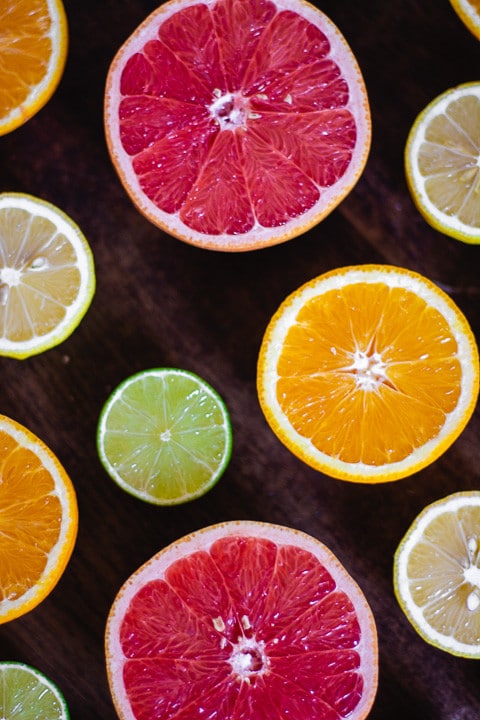 Zitronen, Limetten, Blutorangen und Orangenhälften im Bild