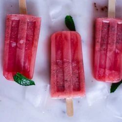 Wassermelonen Eis am Stiel mit Minze Topshot