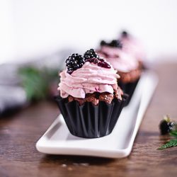 Cupcake Rezept mit Brombeeren und Schokolade