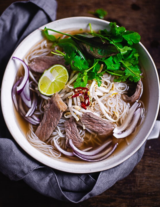 Die fertige und schnelle Pho Bo Suppe aus Vietnam.