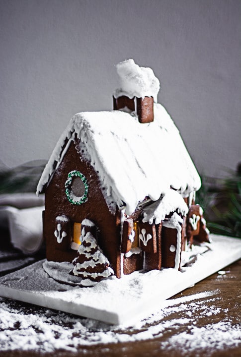 Ein Lebkuchenhaus nach Schneesturm