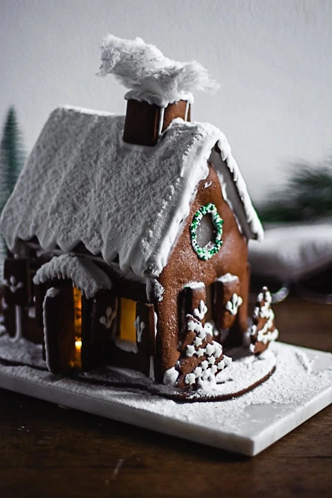 Ein weihnachtliches Lebkuchenhaus nach Vorlage gebaut.
