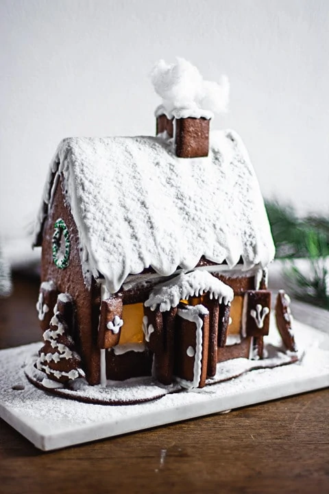 Lebkuchenhaus mit einem verschneiten Dach und Kamin