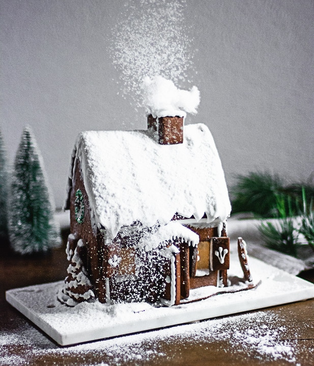 Ein Lebkuchenhaus im Schneesturm