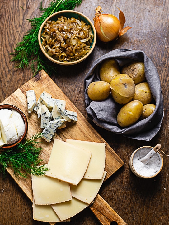 Käse, Zwiebel und Kartoffeln für die raclette gerichte.