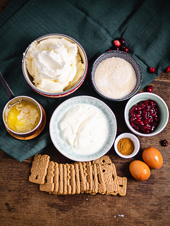 Alle Zutaten, die Du für den weihnachtlichen Käsekuchen benötigst auf einen Blick: Butter und Spekulatius für den Boden. Frischkäse, Griechischer Joghurt, Zucker und Eier für die Creme. Preiselbeermarmelade für die Füllung. 