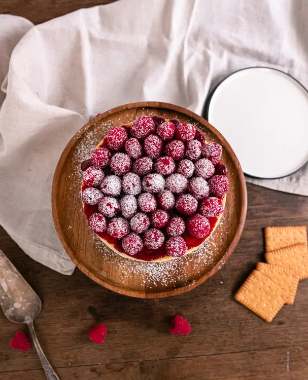 Himbeeren kommen auf den Käsekuchen.