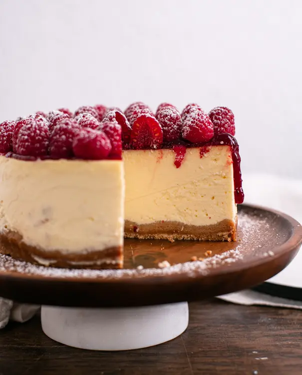 Der New York Cheesecake wird angeschnitten.